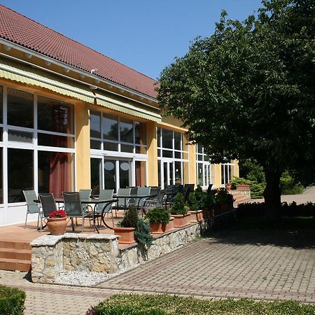 Park Hotel Es Rendezveny Centrum Bábolna 外观 照片