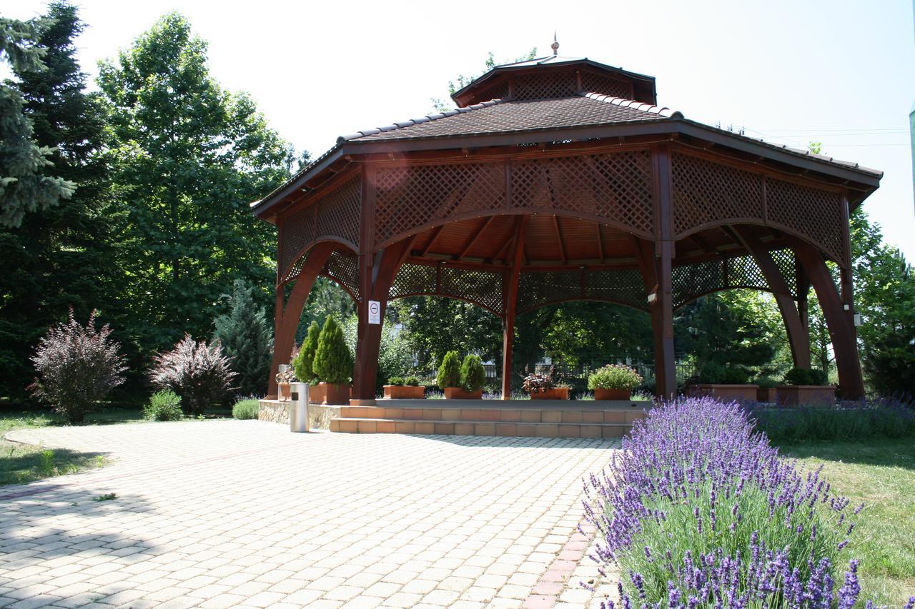 Park Hotel Es Rendezveny Centrum Bábolna 外观 照片