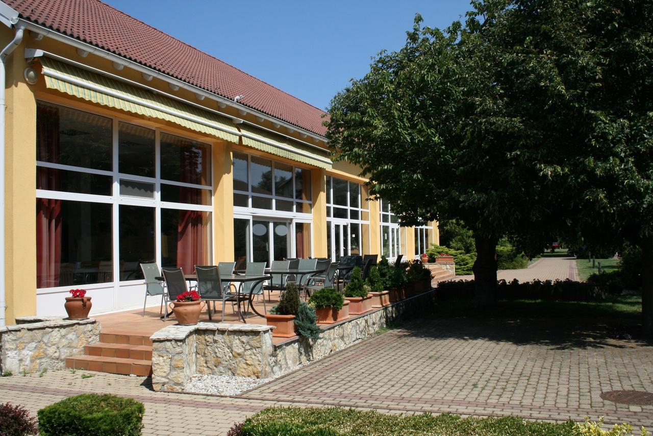 Park Hotel Es Rendezveny Centrum Bábolna 外观 照片