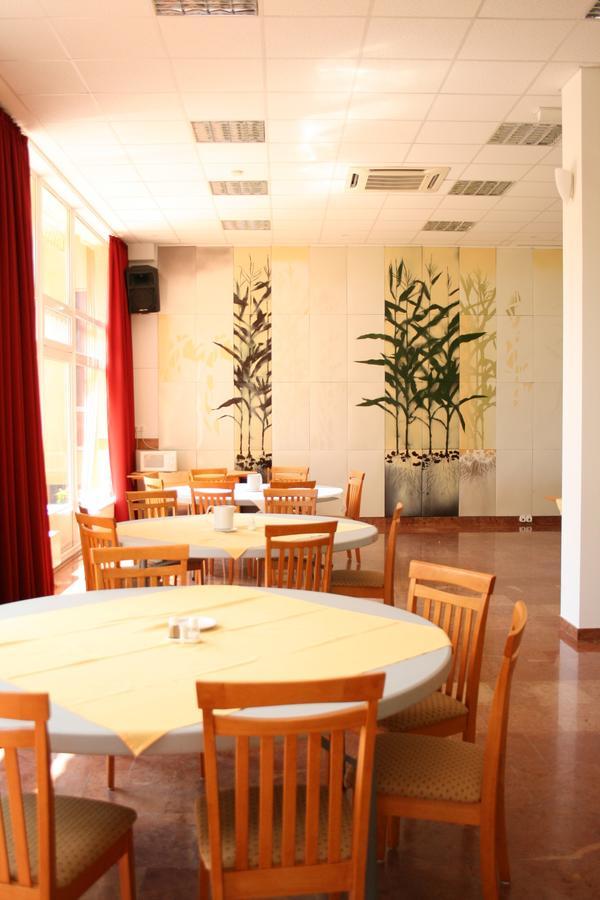 Park Hotel Es Rendezveny Centrum Bábolna 外观 照片