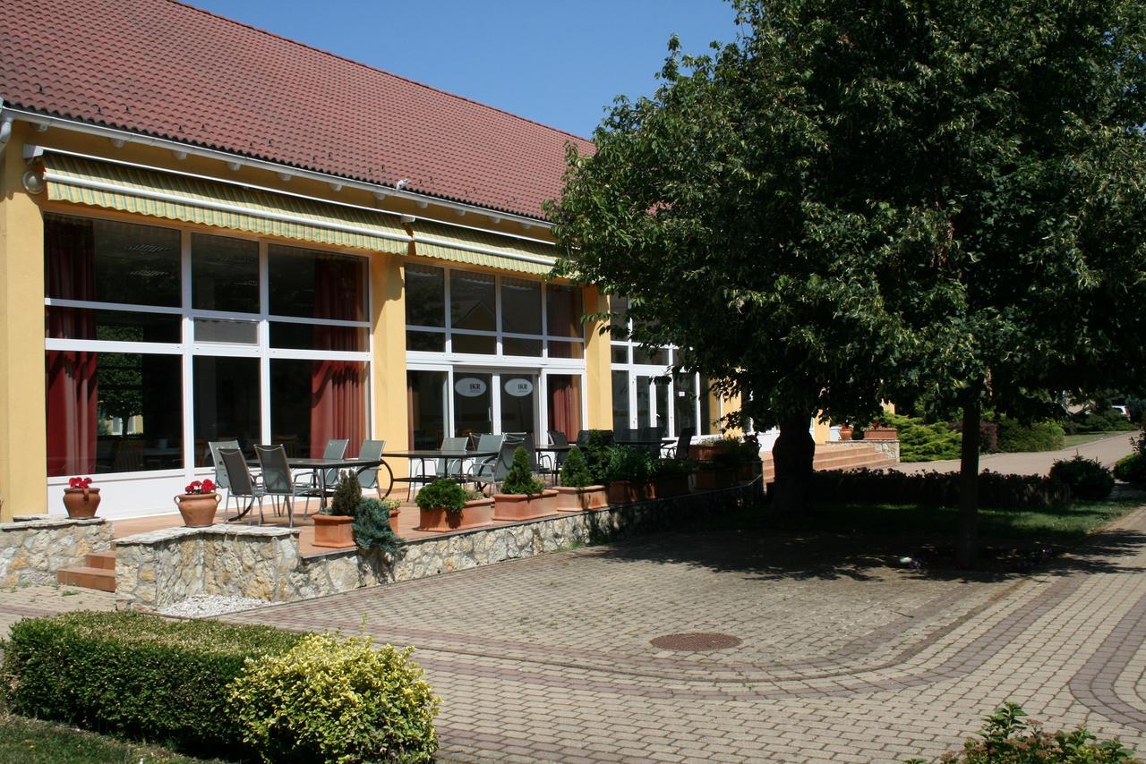 Park Hotel Es Rendezveny Centrum Bábolna 外观 照片