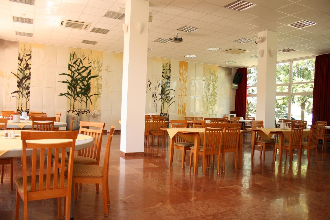 Park Hotel Es Rendezveny Centrum Bábolna 外观 照片