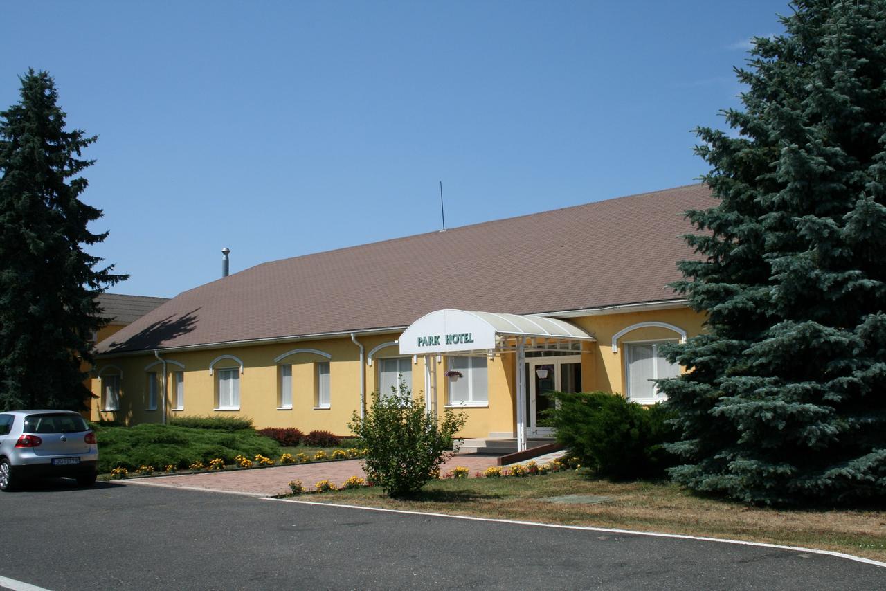 Park Hotel Es Rendezveny Centrum Bábolna 外观 照片