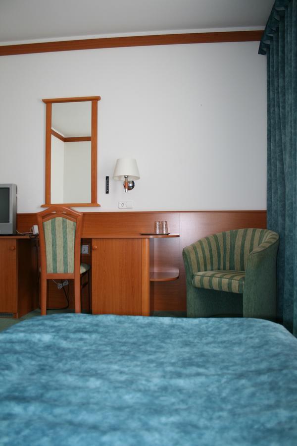 Park Hotel Es Rendezveny Centrum Bábolna 外观 照片