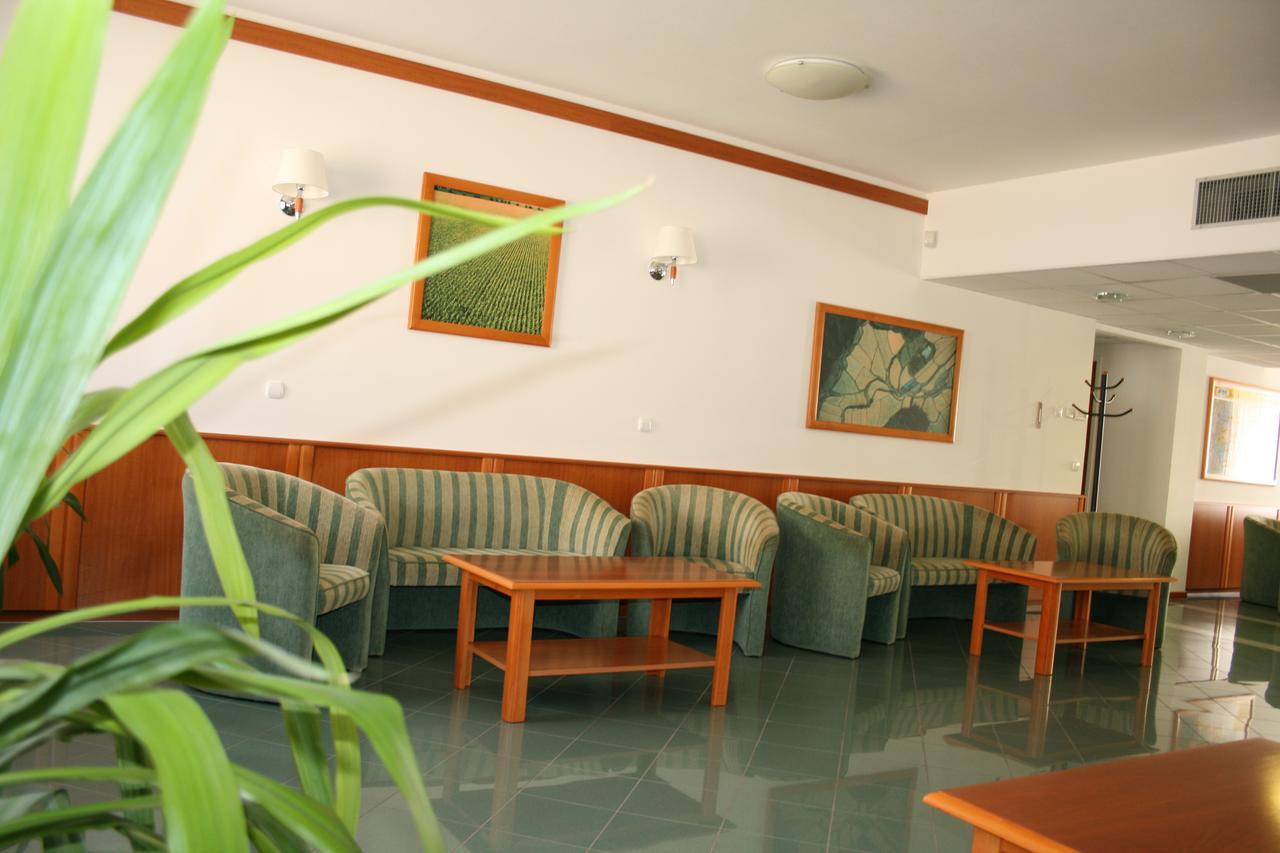 Park Hotel Es Rendezveny Centrum Bábolna 外观 照片